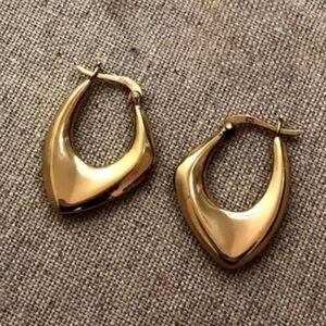 - 💋 GoltTone Glossy Hoop Earrings